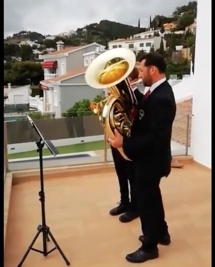 Suena Paquito el chocolatero en los balcones de Xàbia