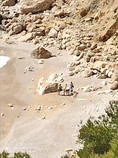 Denunciada una familia mientras se bañaba en Cala Ambolo por saltarse el confinamiento