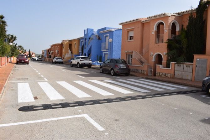 La nueva señalización de la calle Thomas Wilson de Benitatxell mejora la seguridad vial de la zona