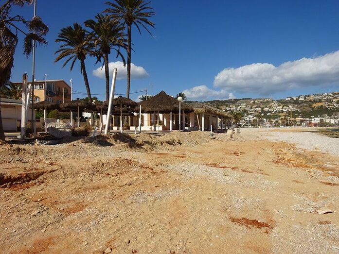 Costas retrasa las obras de reforma de los dos chiringuitos del Montañar tras el temporal Gloria