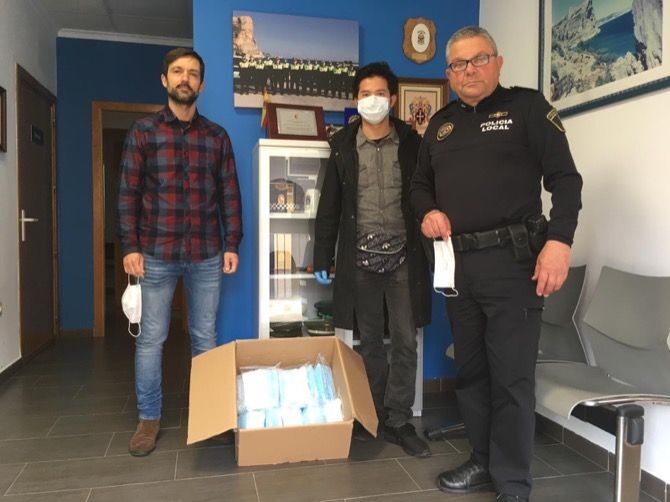 Fotonoticia: La familia propietaria del Restaurante Beniasia de Benitatxell dona 600 mascarillas al Ayuntamiento