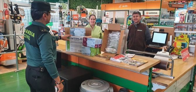 Fotonoticia: Ferrobox dona material sanitario y mascarillas a la Guardia Civil