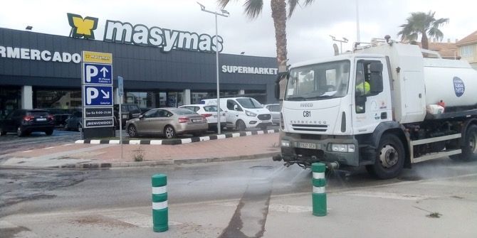Servicios limpia con agua y productos higienizantes diferentes puntos del municipio