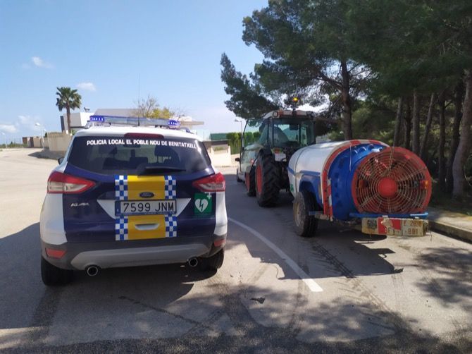 Benitatxell incide en las labores de desinfección de calles y plazas con un tractor con pulverizador