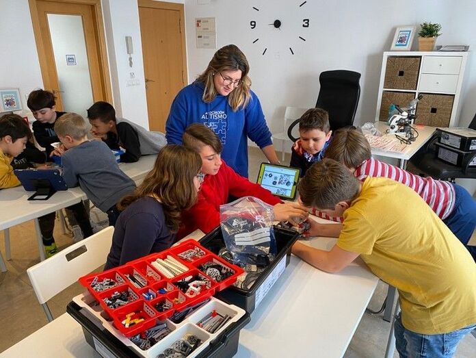 Caixabank incentiva los programas XàbiaTEA y CreaTEA de la Asociación Autismo Jávea