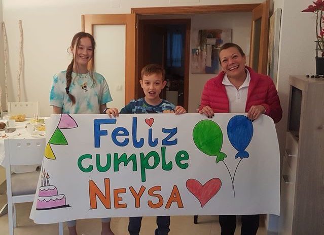 Los vecinos cantan cumpleaños feliz a Neysa, una vecina con cáncer del barrio del Freginal