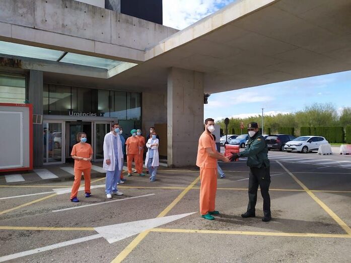 Fotonoticia: La Guardia Civil de Jávea lleva una donación de un vecino al Hospital