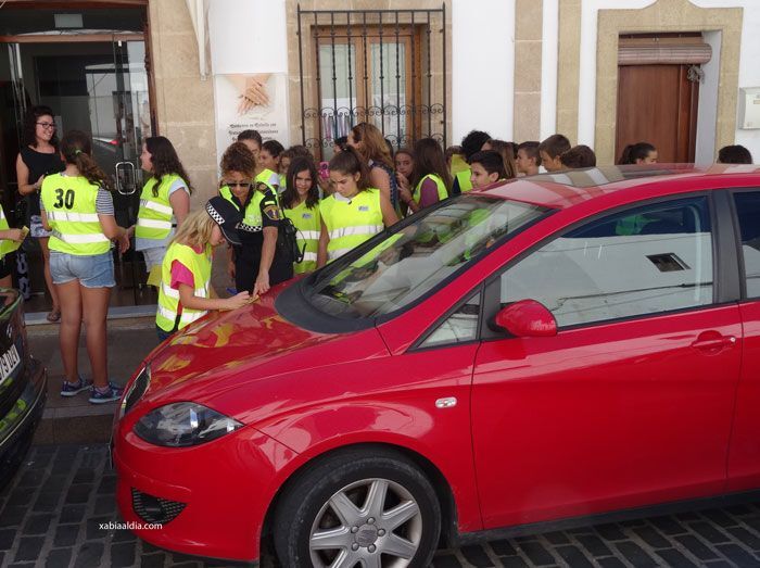 La Policía Local de Xàbia lleva los deberes a las casas de los niños que no tienen ordenador