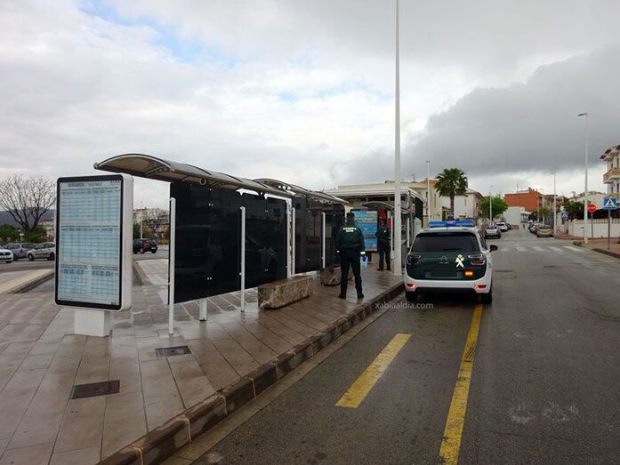 Comienza el reparto de mascarillas a los usuarios del transporte urbano de Xàbia