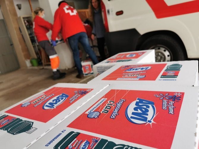 Asevi dona 3.000 litros de productos para limpieza y desinfección al asilo y a la Cruz Roja