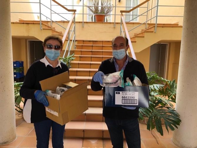 Un vecino de Benitatxell dona 40 gafas de protección a las residencias de Xàbia y Teulada