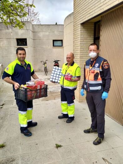 Los residentes del Montgó donan aperitivos y dulces para las guardias del personal sanitario