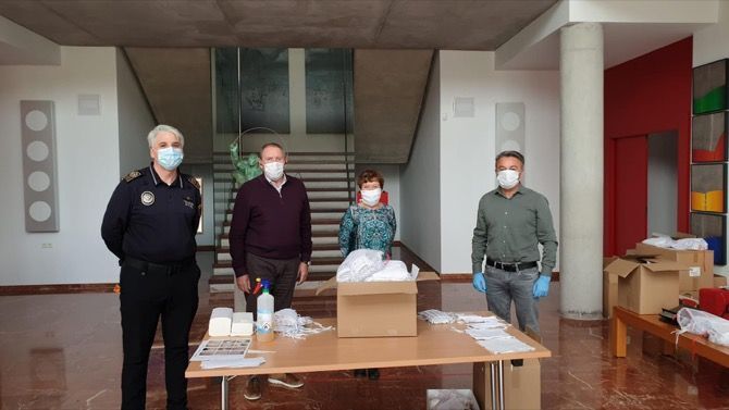 Rolser dona 550 mascarillas hechas por voluntarios para los taxistas de Xàbia