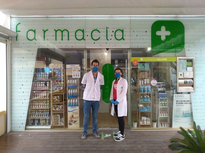 Normalidad en las farmacias de Xàbia en los primeros días de recogida de mascarillas para grupos de riesgo