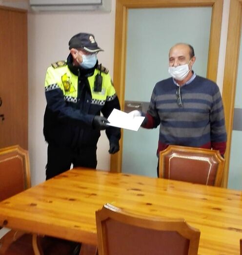 Los alumnos del IES Antoni Llidó escriben unas cartas a los mayores del Asilo