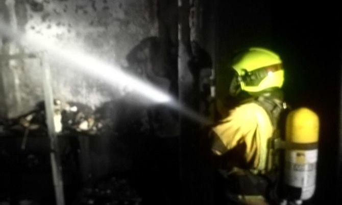 Dos vecinos de Gata de avanzada edad, trasladados al hospital tras incendiarse su vivienda