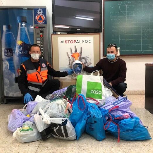 Protección Civil de Xàbia reúne 100 máscaras de buceo para el médico de Dénia que las convierte para uso sanitario