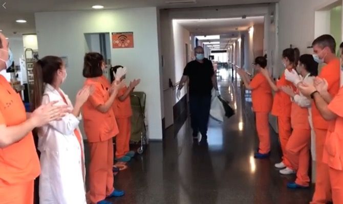 Aplausos en el Hospital de Dénia para un nuevo paciente que supera el coronavirus