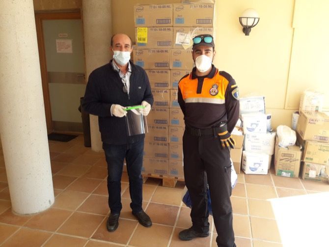 Protección Civil entrega 45 pantallas protectoras creadas por propietarios de impresoras 3D al asilo
