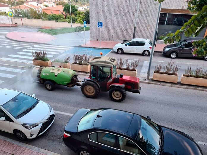 Los agricultores de Xàbia desinfectan las calles del municipio