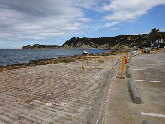Servicios sustituye la madera de teca de la Caleta