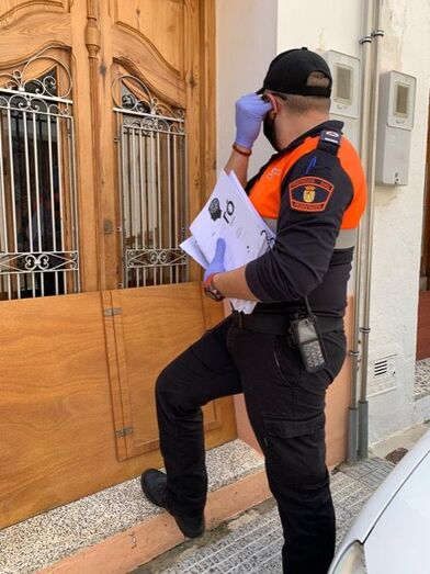 Protección Civil de Pedreguer reparte a los mayores material para mantener la mente activa