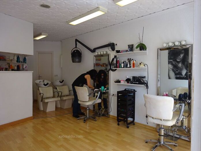 Mucho trasiego en las peluquerías de Xàbia en su primer día de apertura con cita previa