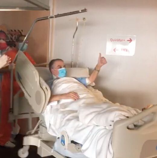 Cálido recibimiento del doctor Andarias en casa, tras recibir el alta