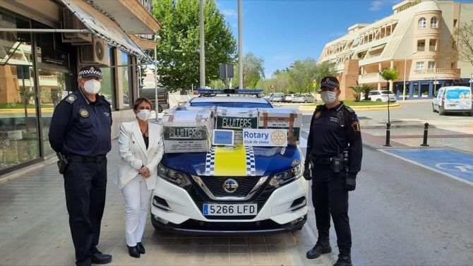 Rotary Jávea cede 4 ordenadores para las familias de Xàbia