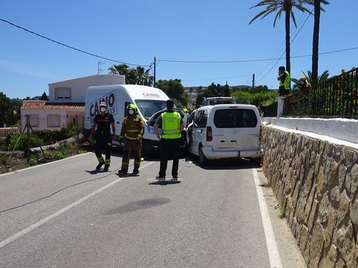 Dos coches implicados en un choque frontal en la travesía de Cansalades