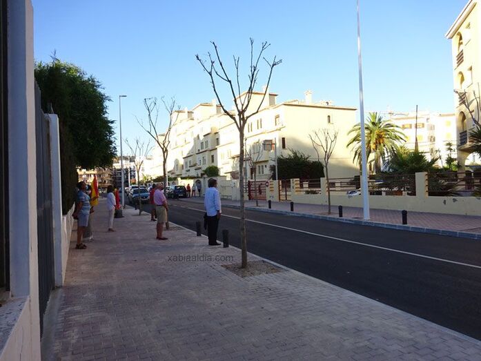 Una decena de personas muestra su apoyo a la Guardia Civil en Xàbia