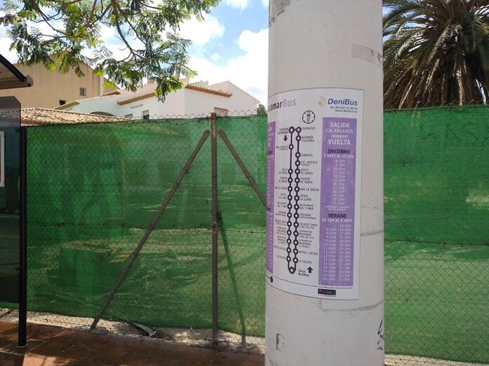 Fotodenuncia: Una farola con carteles