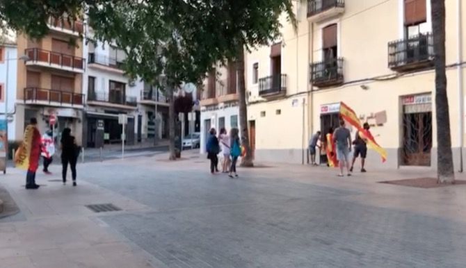 Una decena de personas se manifiestan pacíficamente frente a la sede del PSOE