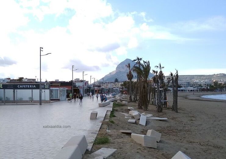 La empresa adjudicataria retirará los bancos y placas de mármol del paseo del Arenal, el resto de la obra en septiembre