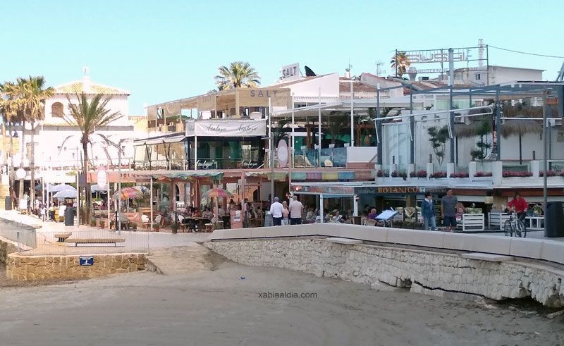 Xàbia procede al cierre de dos de los siete locales sancionados en la Punta de El Arenal