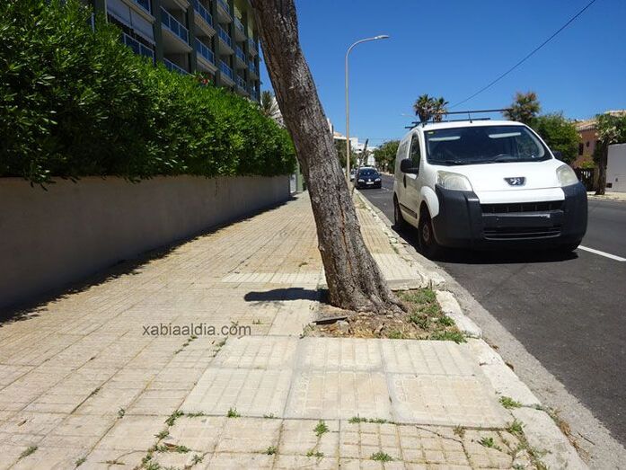 Los vecinos piden la reforma de las aceras del último tramo de la avenida de Ultramar