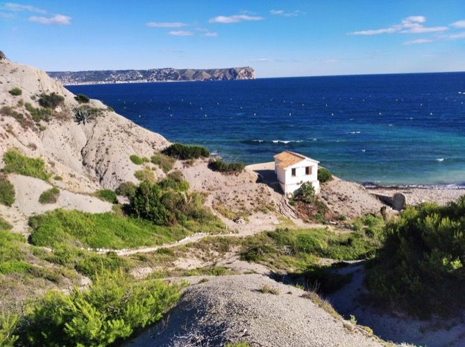 Retiran cuatro años después una fosa séptica construida a escasos metros del mar en la Sardinera