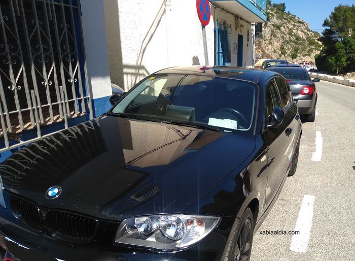 La Policía de Xàbia interpone en un fin de semana más de 250 denuncias por aparcar mal en los accesos a las calas