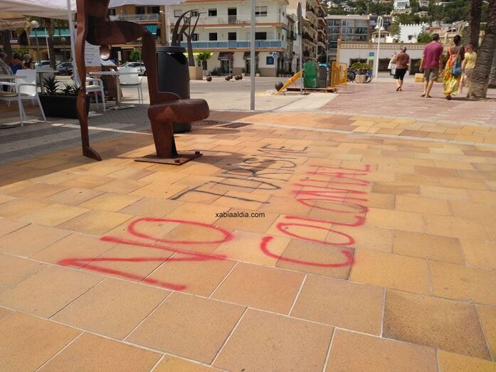 Aparecen unas pintadas contra los turistas en el paseo de Marina Española de Xàbia