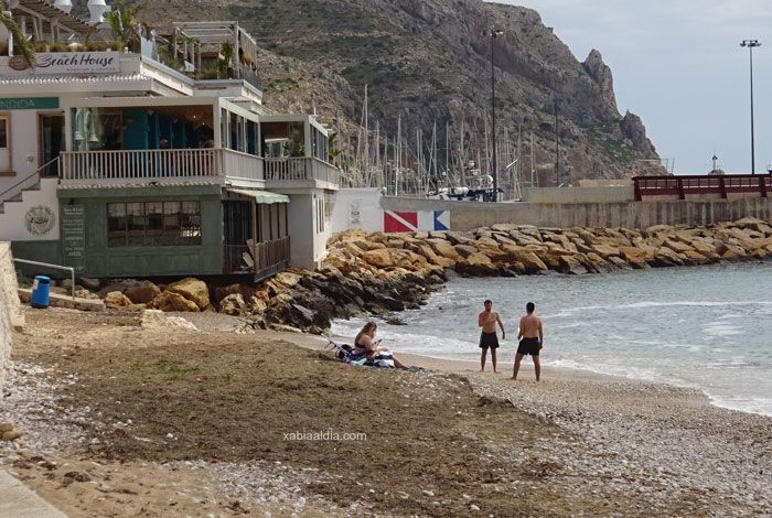 El primer baño de la temporada en Xàbia, tranquilo