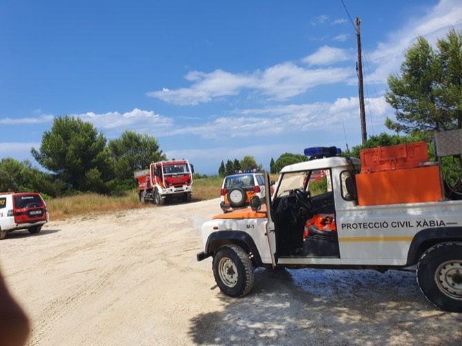 Protección Civil extingue con rapidez un pequeño incendio provocado por la tormenta del mediodía