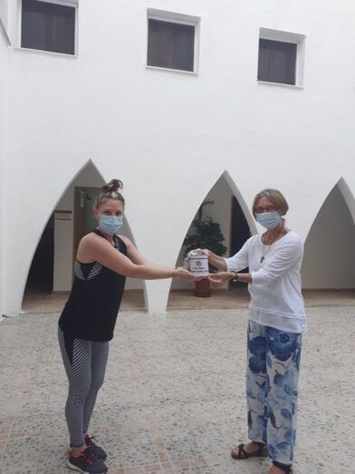 María Ferrer entrega una nueva donación a Cáritas Puerto por la venta de sus pulseras solidarias
