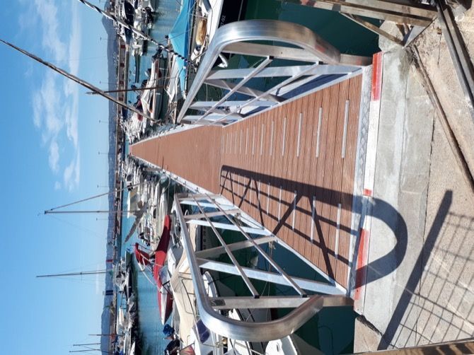 Los amarristas del Puerto de Xàbia agradecen su nuevo pantalán pero siguen exigiendo mejoras en la escollera