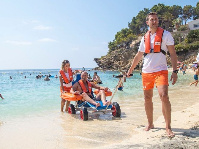 La empresa de Xàbia, SVS, consigue para La Fustera de Benissa el reconocimiento de playa más segura de España