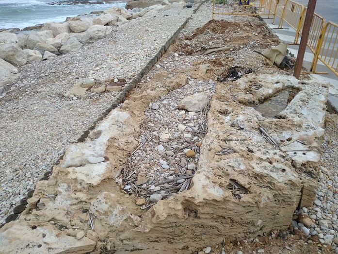 Cultura lleva a la Ermita de Sant Joan dos tumbas funerarias romanas que estaban en un jardín en Marina Española