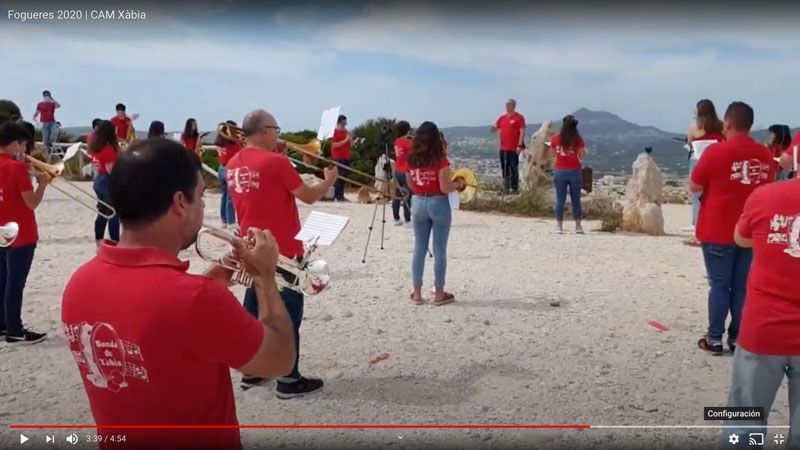 La Banda del Centre Artístic Musical de Xàbia interpreta el himno de Fogueres desde el Cap de Sant Antoni