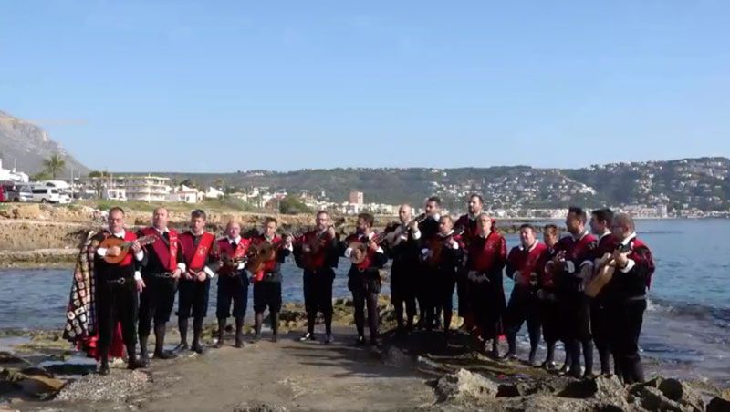 Vídeo: La Tuna de Xàbia interpreta uno de los pasodobles habituales de Fogueres