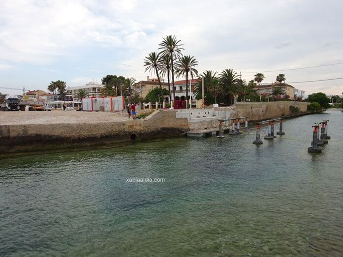 Llegan a Xàbia las dos enormes vigas del nuevo puente de Triana de Xàbia
