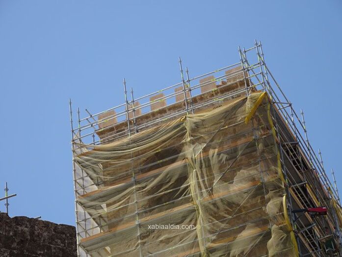 El campanario de San Bartolomé sorprende con un nuevo almenado que tiene su base histórica