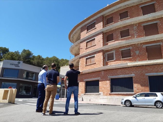El coordinador de la red de oficinas de turismo de Alicante conoce el futuro proyecto de Benitatxell